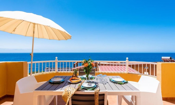 Radazul Apartment | Beachfront Triplex with Pool and Ocean View for Families