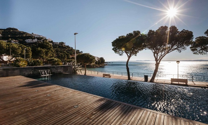 Almadraba-Canyelles Apartment | Seaside Apartment in Canyelles Petites with Pool & Spa