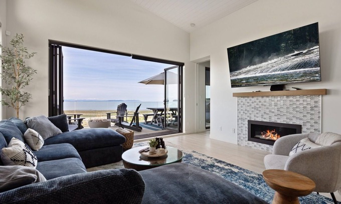 Black Creek House | Experience Oceanfront Bliss at The Beach House Saratoga
