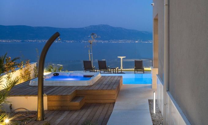 Slatine Villa | Beachfront Villa Grey Martini: Private Pool & Breakfast