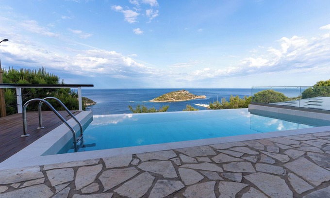 Korithi Villa | Beachfront Villa Komis - Experience Panoramic Infinity Views