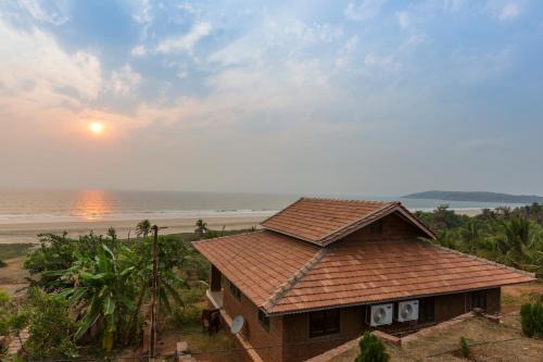 Ganpatipule Villa | Beachfront Villas: Pet-Friendly Retreat with Ocean Views