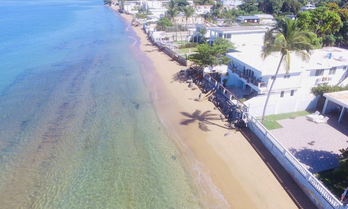 Stella House | Beachfront Bliss: Walk to Bars, Snorkel & Enjoy Ocean Views