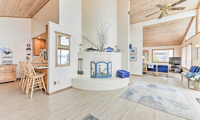 Bells Beach Cottage | Beachfront Whidbey Island Home with Family-Friendly Amenities