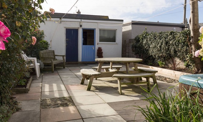 Rhosneigr Cottage | Beachgetaway: Ocean View Escape with Spa & Family Amenities