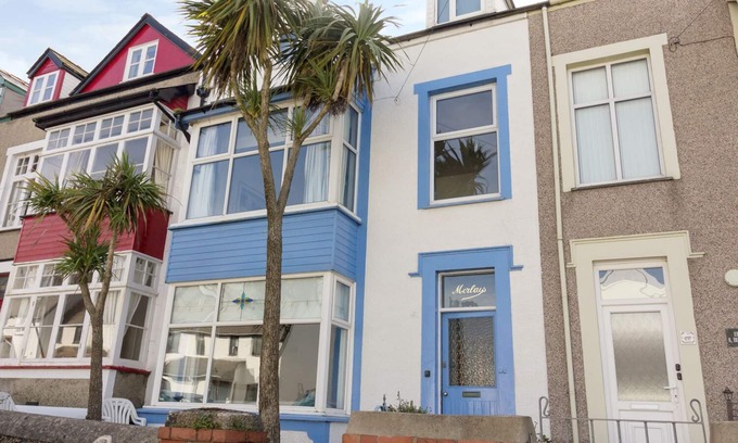 Rhosneigr Apartment | Relaxing Beach Getaway: Pet Friendly with Hot Tub in Rhosneigr