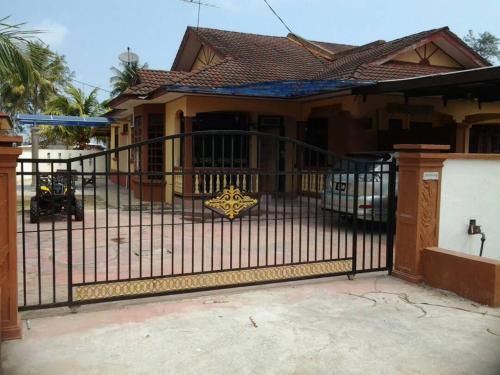 Kuala Terengganu House | Beachland Guesthouse: Ocean View & Family-Friendly Retreat