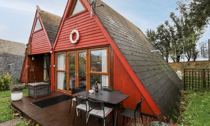 Martin Cottage | Family-Friendly BEACHMASTER with Pool in Kingsdown