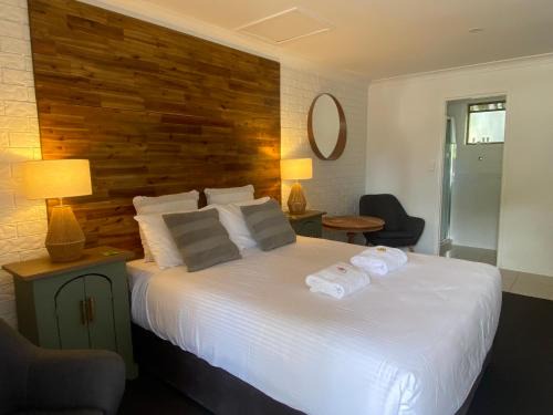 Beachmere Hotel | Discover Beachmere Palms Motel: Oceanfront Getaway Awaits