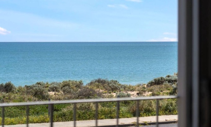 Silver Sands House | Beachside at Silver Sands: Guest Rated 9/10 with Ocean Views