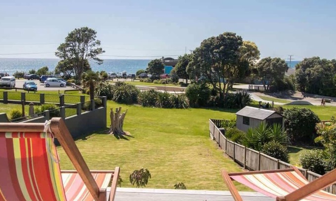 Oakura House | Unique Aqua Vista on Arden: Oceanfront Getaway Awaits