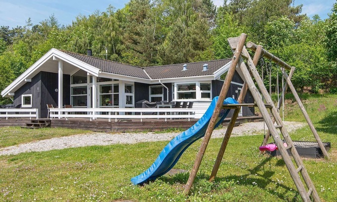 Lyngsbæk Strand House | Spacious 8-Person Holiday Home with Ocean View in Ebeltoft