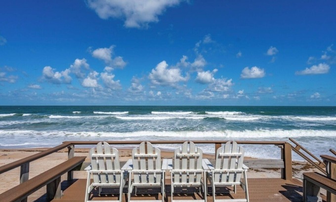 Ormond-by-the-Sea Condo | Cozy Beachside Retreat in Ormond Beach with Pool & Breakfast