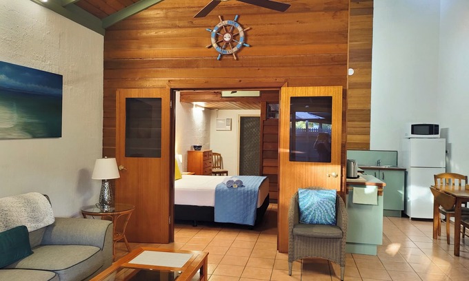 Nelly Bay Cottage | Oceanfront Beachside Cottage: A Private Hidden Gem