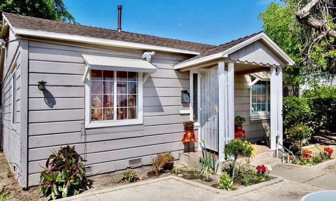 Midway City Cottage | Beachside Cottage: Disneyland, L.Saigon, Knotts!