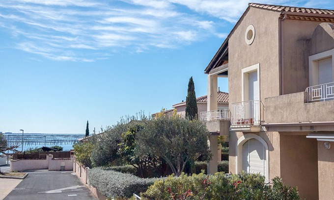 Bouzigues Apartment | Cozy Oceanfront Apartment Bouzigues for 4 Guests
