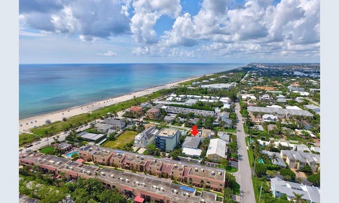 Delray Beach Condo | Beachside Retreat with Ocean Views and Pool Access
