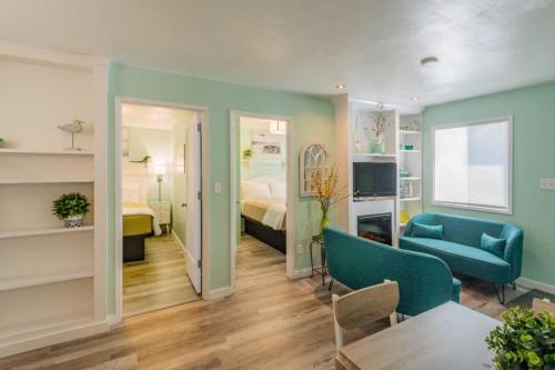 Seaside Hotel | Bright Beachside Inn: Family-Friendly Getaway Awaits!