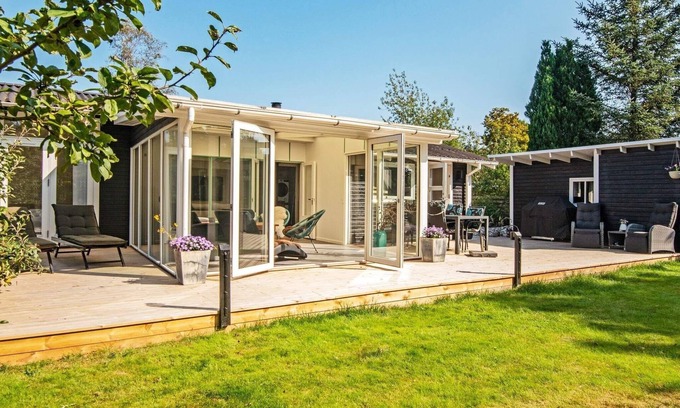Grena Strand House | Ideal 5-Person Holiday Home with Ocean View in Grenaa