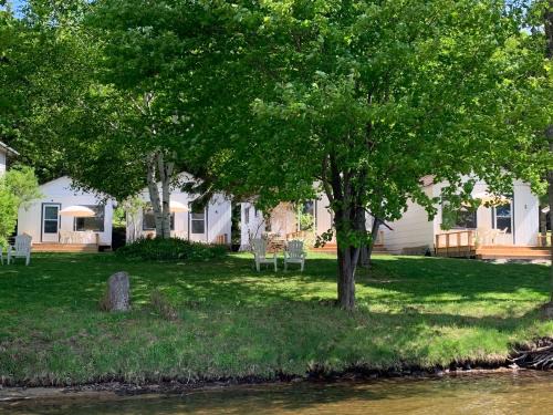 Muskoka Lakes Resort | Discover Beachside on Lake Muskoka with Private Beach Access