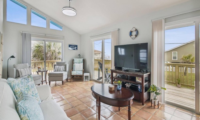Bermuda Beach Cottage | Beachside Pearl: Pet Friendly Oasis with Ocean Views