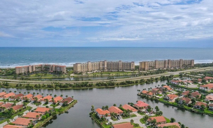 Palm Coast Apartment | Oceanfront Penthouse Condo with Pool & Spa Near Beach