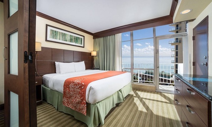 Sunny Isles Beach Resort | Beachside Resort Retreat with Ocean View Units in Sunny Isles