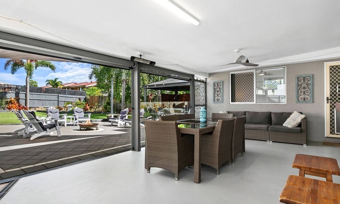 Pialba House | Beachside Serenity: Oceanfront Escape with Spa and Hot Tub