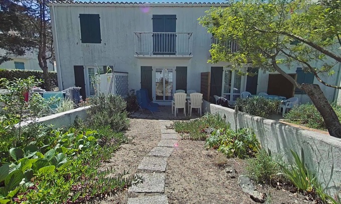 La Gueriniere Apartment | Cozy Oceanfront Studio Flat for 4 with Spa & Views