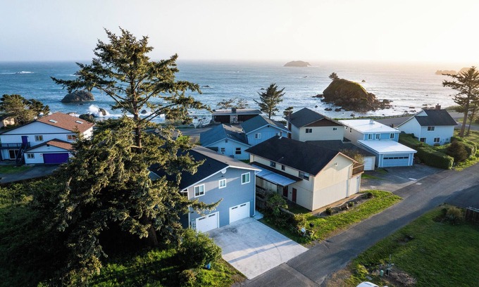 Crescent City North House | Oceanfront Beachside Suite at Lipowitz - Rated 9.4/10