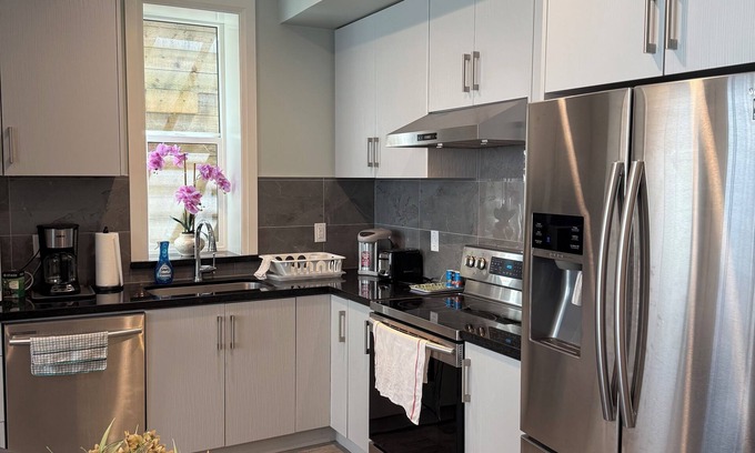 White Rock House | Idyllic Beachside Suite in White Rock, BC with Pool & Spa