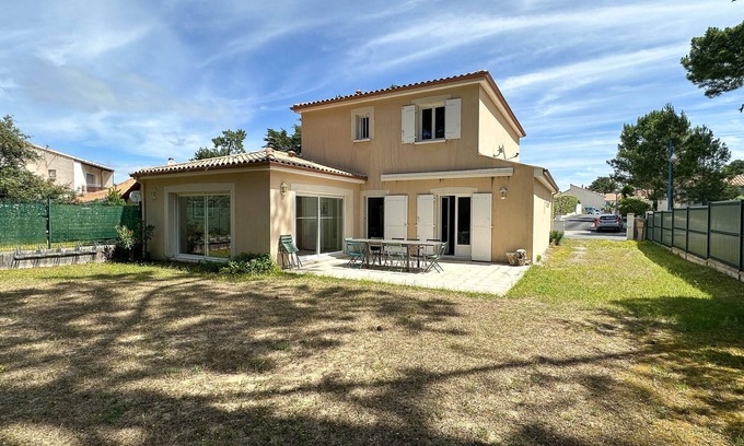 La Palmyre Villa | Villa La Palmyre: Spacious Family Escape with Spa & Kitchen
