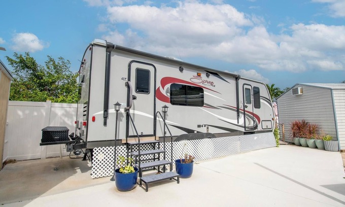 Jupiter House | Beachtime! Charming 1-bedroom trailer w/WiFi & AC & Hotwater Jupiter/Tequesta