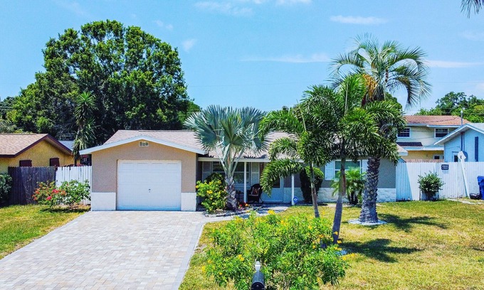 Largo House | Beachvibes: Oceanfront Getaway with Pool & Family-Friendly Perks