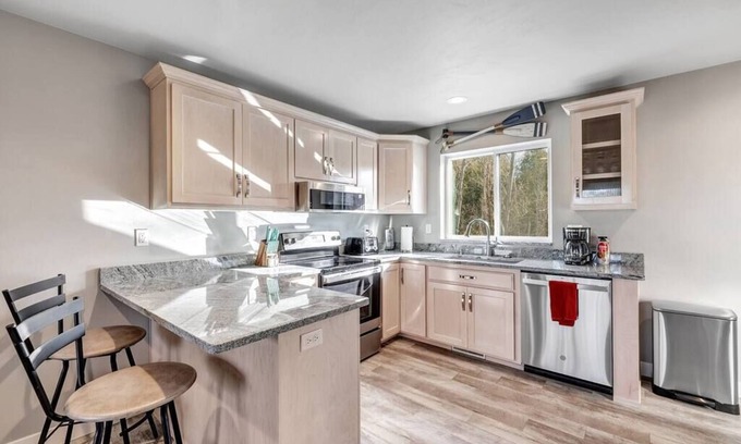 Sister Bay Condo | Idyllic Beachview Condo No 7 with Family-Friendly Amenities