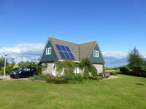 Makkum House | Inviting Beachvilla Ijsselmeerblik with Hot Tub & Kitchen