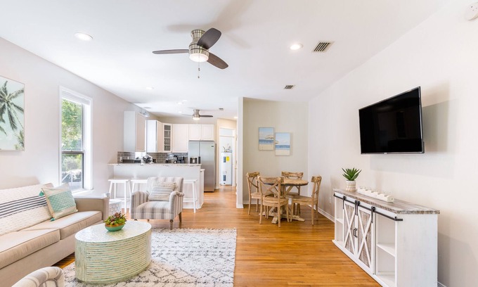 Gulfview Heights Cottage | Beachwave Bungalow by Avantstay Pet Friendly, Close to Beach!