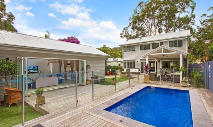 Pearl Beach House | Beachworth: Wifi & Pet Friendly Retreat by the Pool