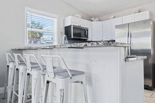 Ozona House | Pet-Friendly Beachy 2-Bedroom Condo with Top Ratings