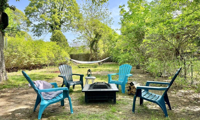 East Marion Cottage | Beachy Cottage by the Bay: Guest Rated 9.6 with Ocean Views