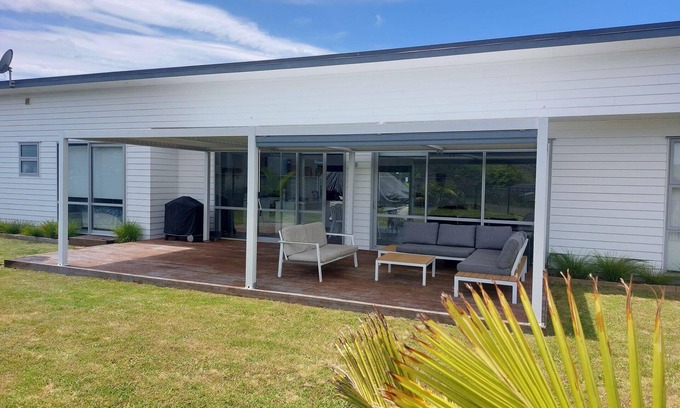 Mangawhai Heads House | Beachy Dreams: Modern Home with Stunning Rural Views