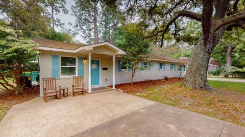 Jekyll Island Apartment | Beachy Sisters B Duplex: Family-Friendly Escape with Pool