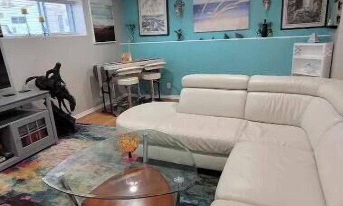 Rutland House | Exceptional Beachy Suite with Spa and Hot Tub Amenities