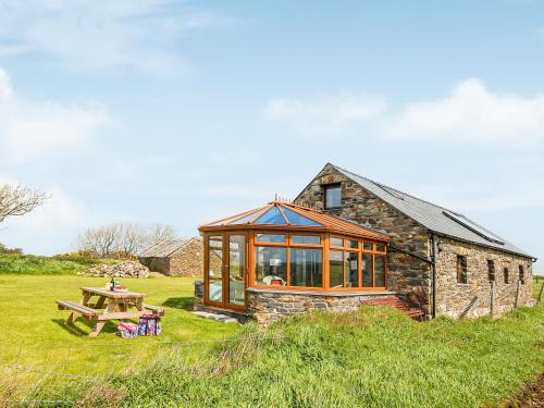 Llanrhian House | Pet-Friendly Retreat at Beacon Cottage for Family Getaways