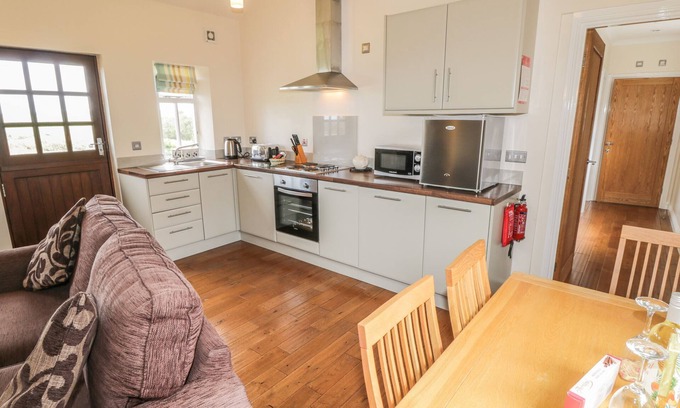 Saltburn-by-the-Sea Cottage | Beacon: Family-Friendly Stay with Kitchen and Breakfast