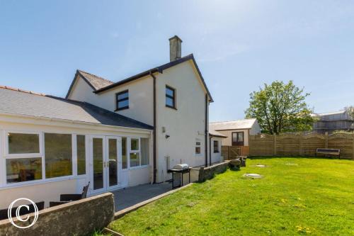 Saundersfoot House | Discover Beaconing View: Family & Pet-Friendly Retreat