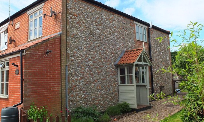 Briston House | Cozy Beaconsfield Cottage: Pet and Child Friendly Retreat