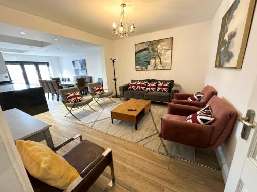 Redbridge House | Pet-Friendly Getaway at Beahive House - Rated 8.5/10
