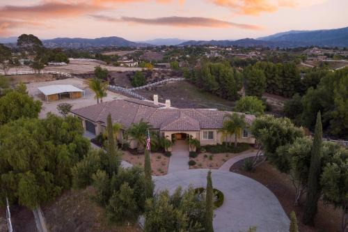 Temecula Villa | Relaxing Bear Bridge: Hilltop Haven with Hot Tub & Views