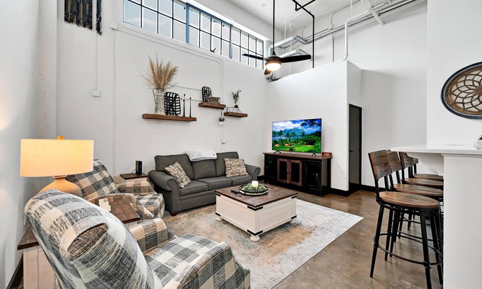Brazos Condo | Discover Bear Bungalow: Downtown Waco Loft with Pool